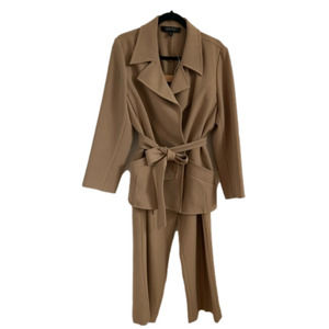 𝅺KASPER tan two piece suit. Size 16